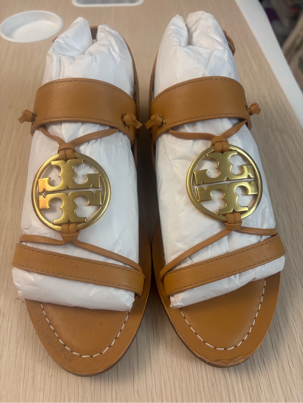 Like New Tory Burch Tan Leather Sandals with Gold Medallion Size 5
